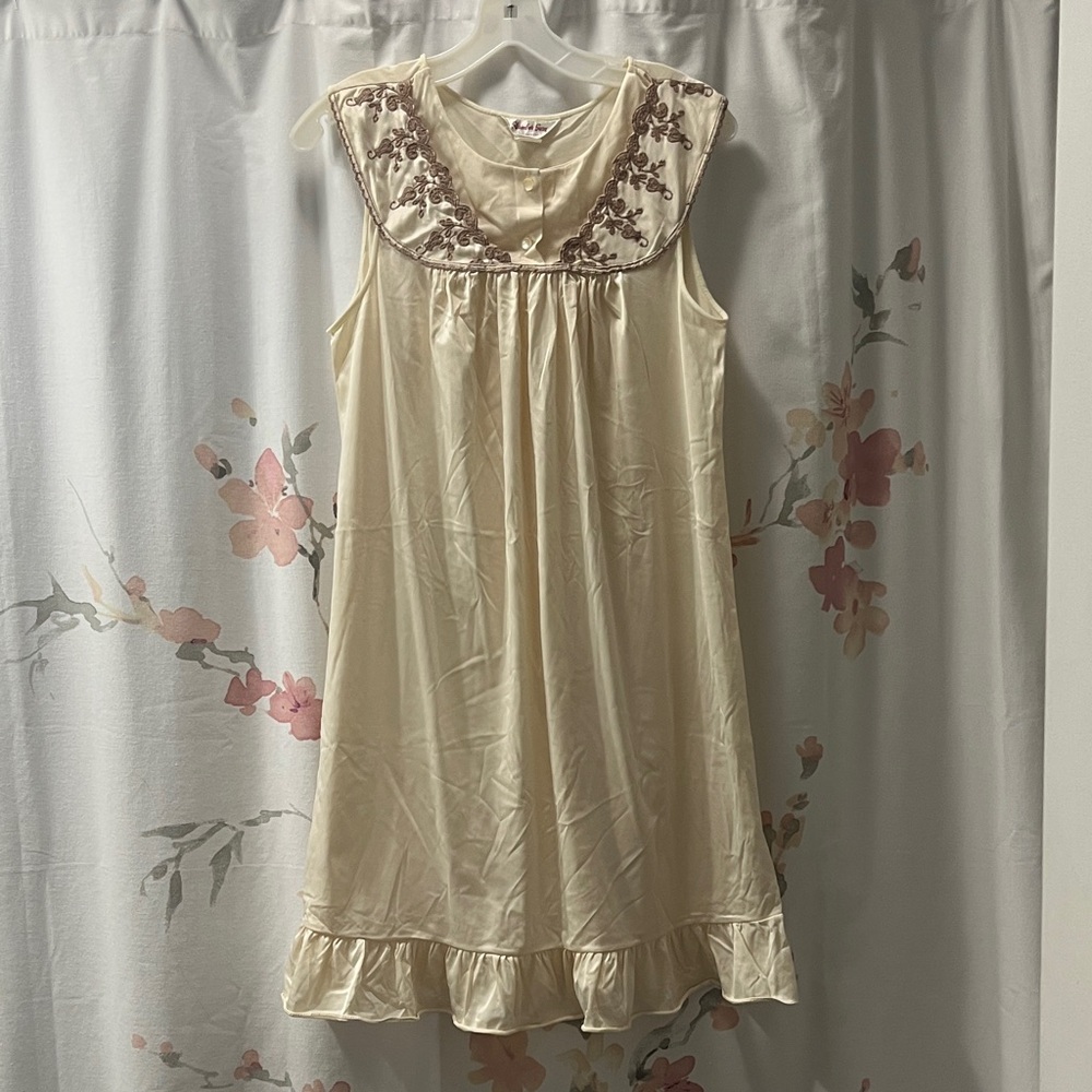 Vintage Cream Sleeveless Nightgown with Floral Embroidery size Large